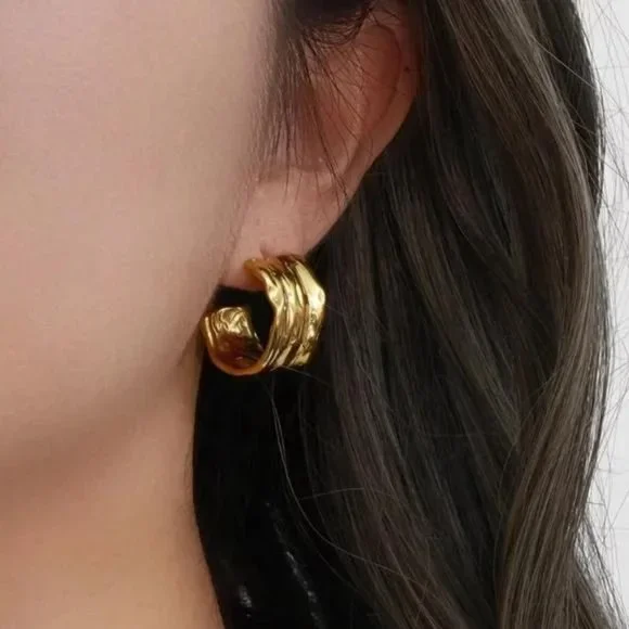NEW 18K GOLD HOOP EARRINGS, NICE EARRINGS, CUTE EARRINGS - Picture 1 of 7
